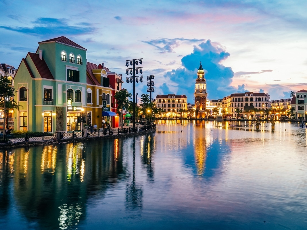 Quan the Phu Quoc Center truoc gio khai truong hinh anh