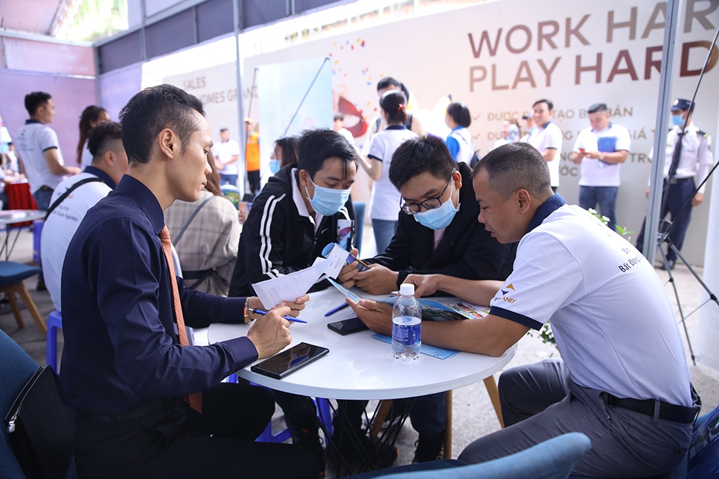 Hang chuc nghin ung vien tham du ngay hoi tuyen dung BDS hinh anh