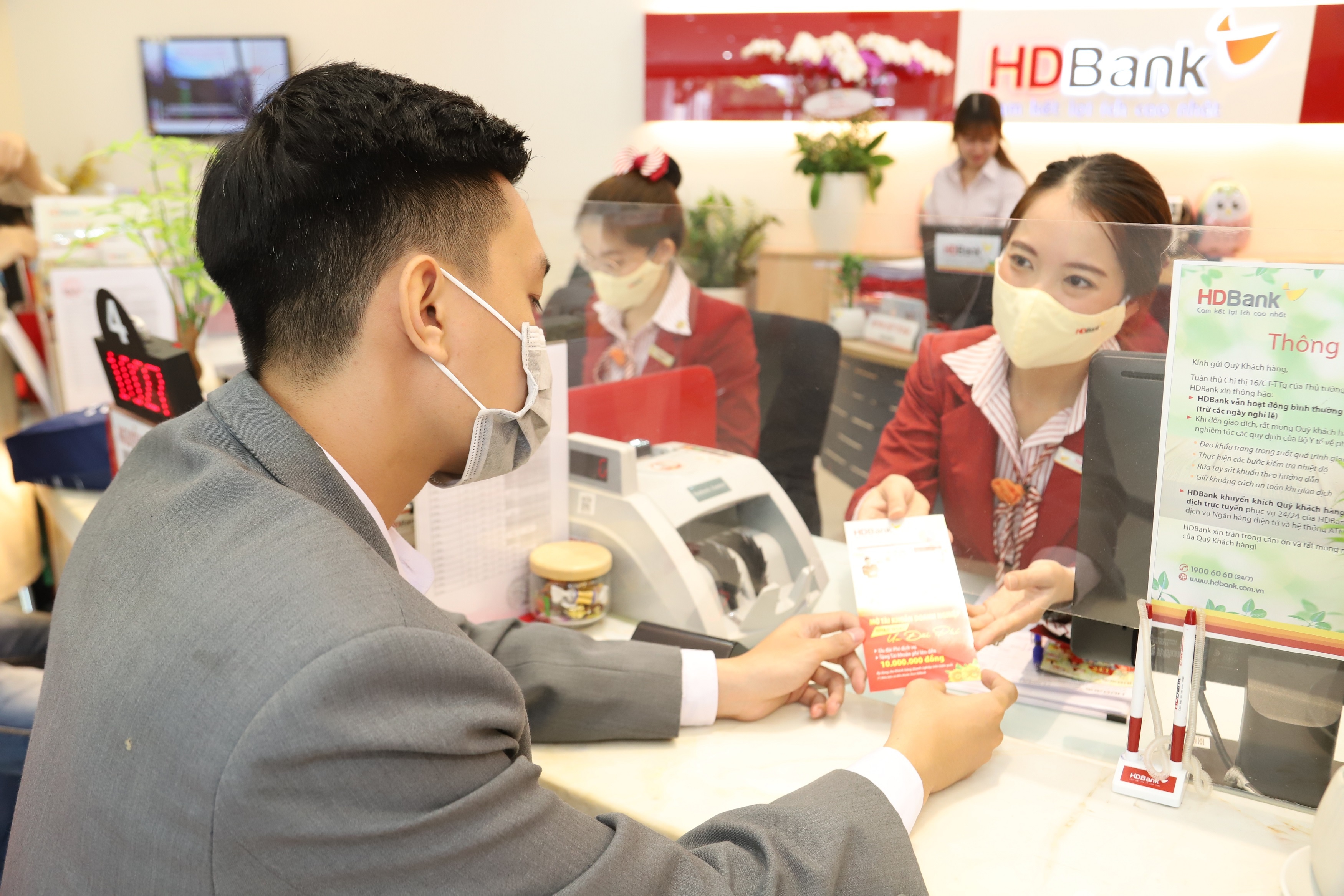 HDBank lai tren 2.100 ty dong trong quy I, thu dich vu tang cao hinh anh