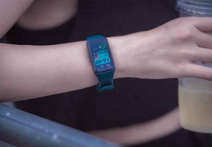 Nhung tinh nang lam nen suc hut cua Huawei Band 6 hinh anh