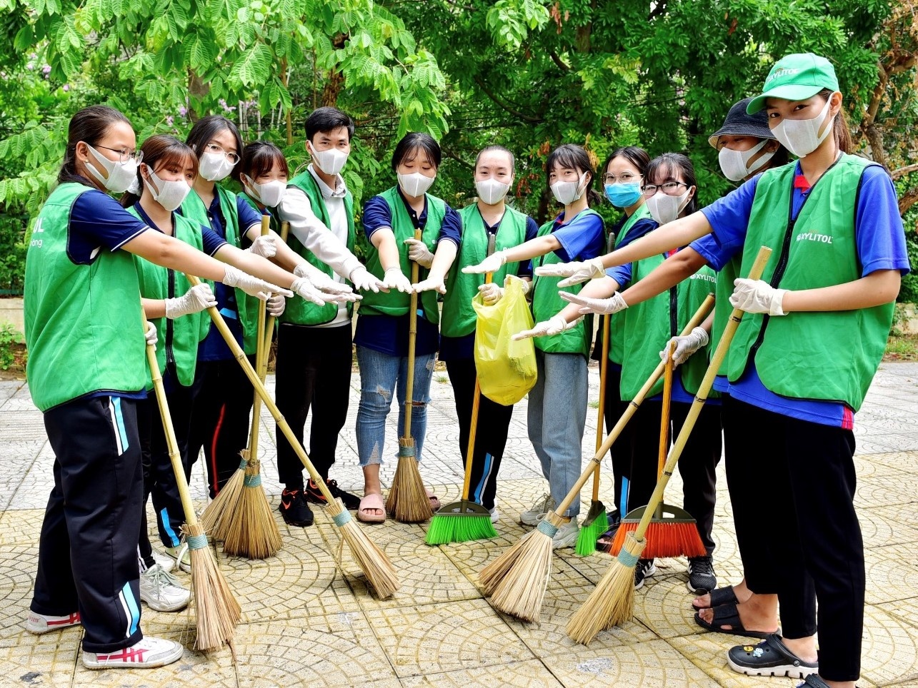 Gioi tre TP.HCM tham gia bao ve moi truong cung Lotte Xylitol hinh anh