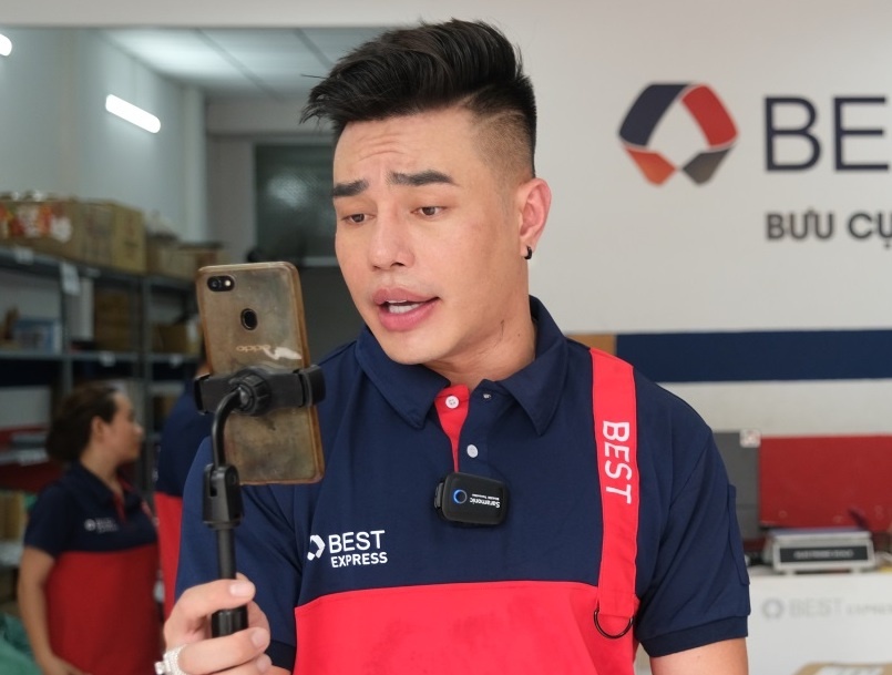 Le Duong Bao Lam dien do shipper, dich than giao hang cho fan hinh anh