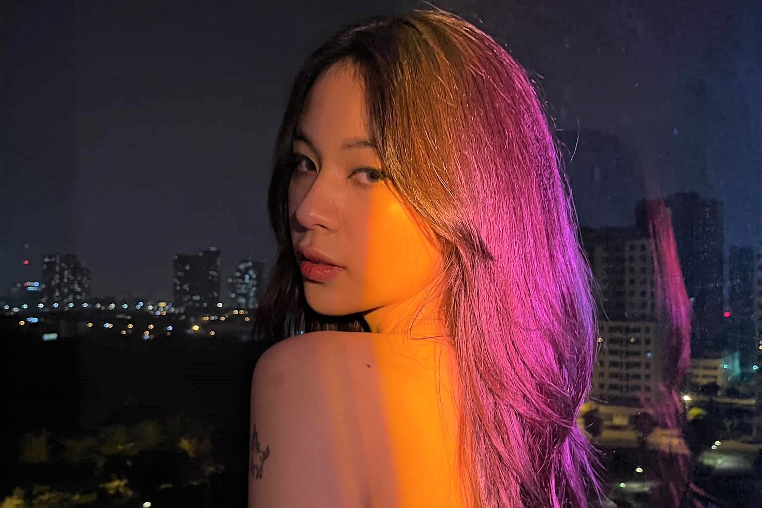 Vuot Khoi My, Phi Phuong Anh vuon len dan dau BXH #zingchart real-time hinh anh