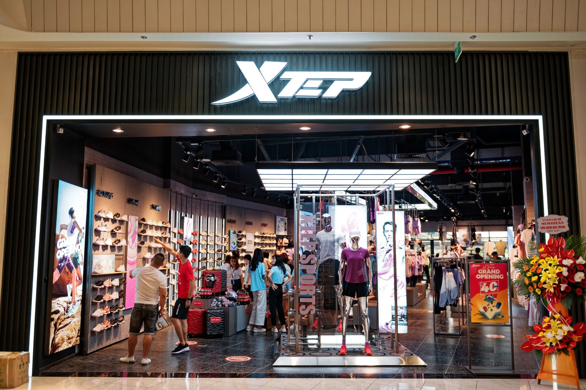 Them diem mua sam cho gioi me chay tai Xtep AEON Mall Ha Dong hinh anh