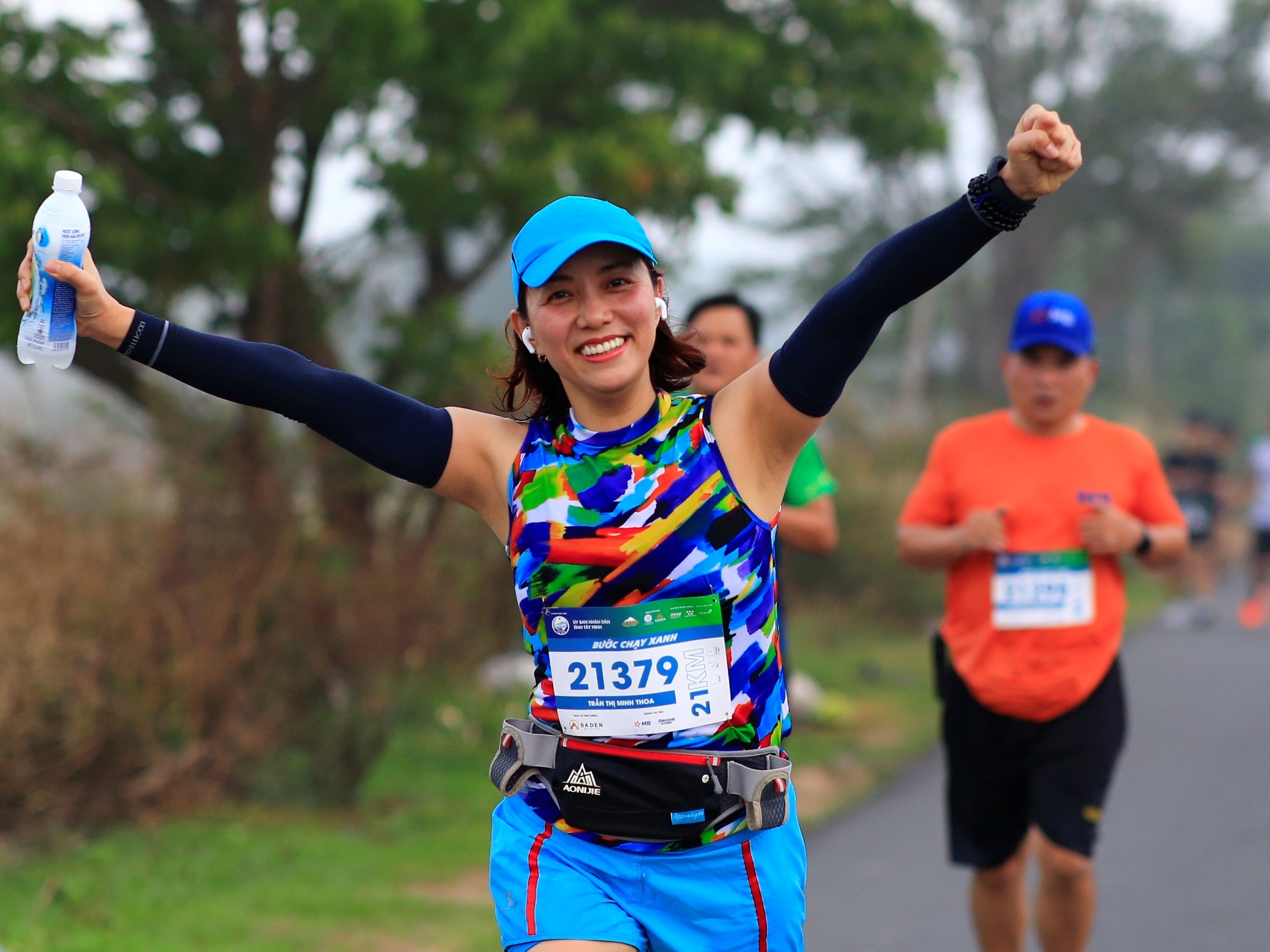 Giai chay BaDen Mountain Marathon lan toa nhung thong diep tich cuc hinh anh