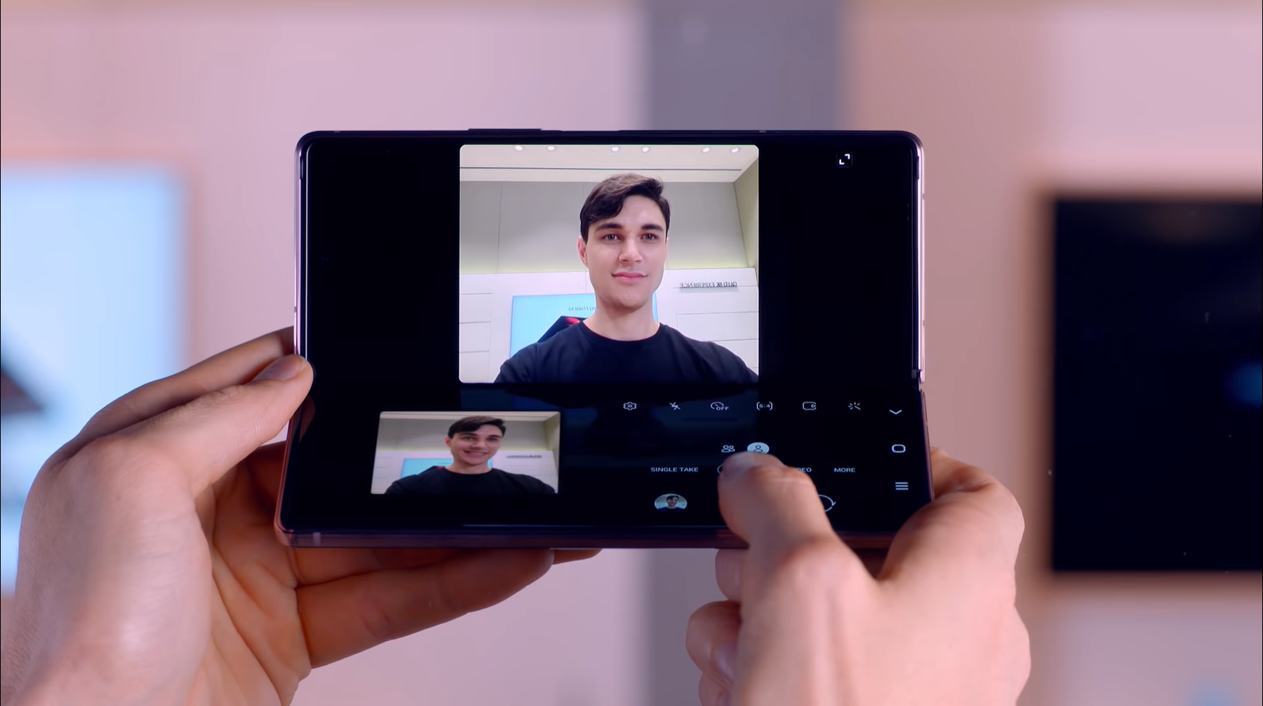 Galaxy Z Fold 2 anh 1