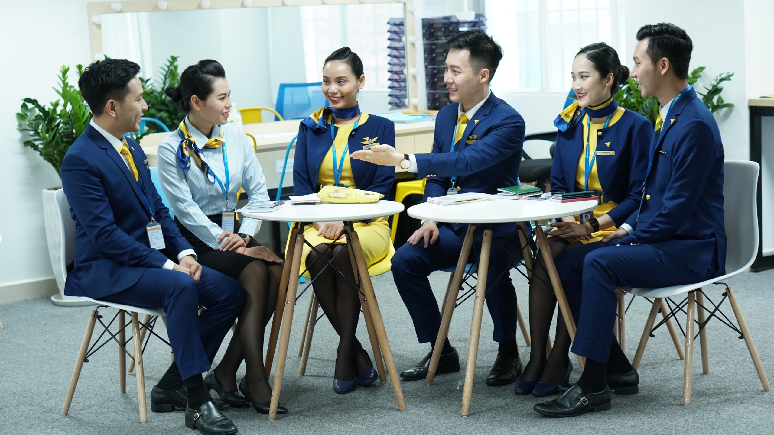 Vietravel Airlines,  huong dan vien tren tau bay anh 1