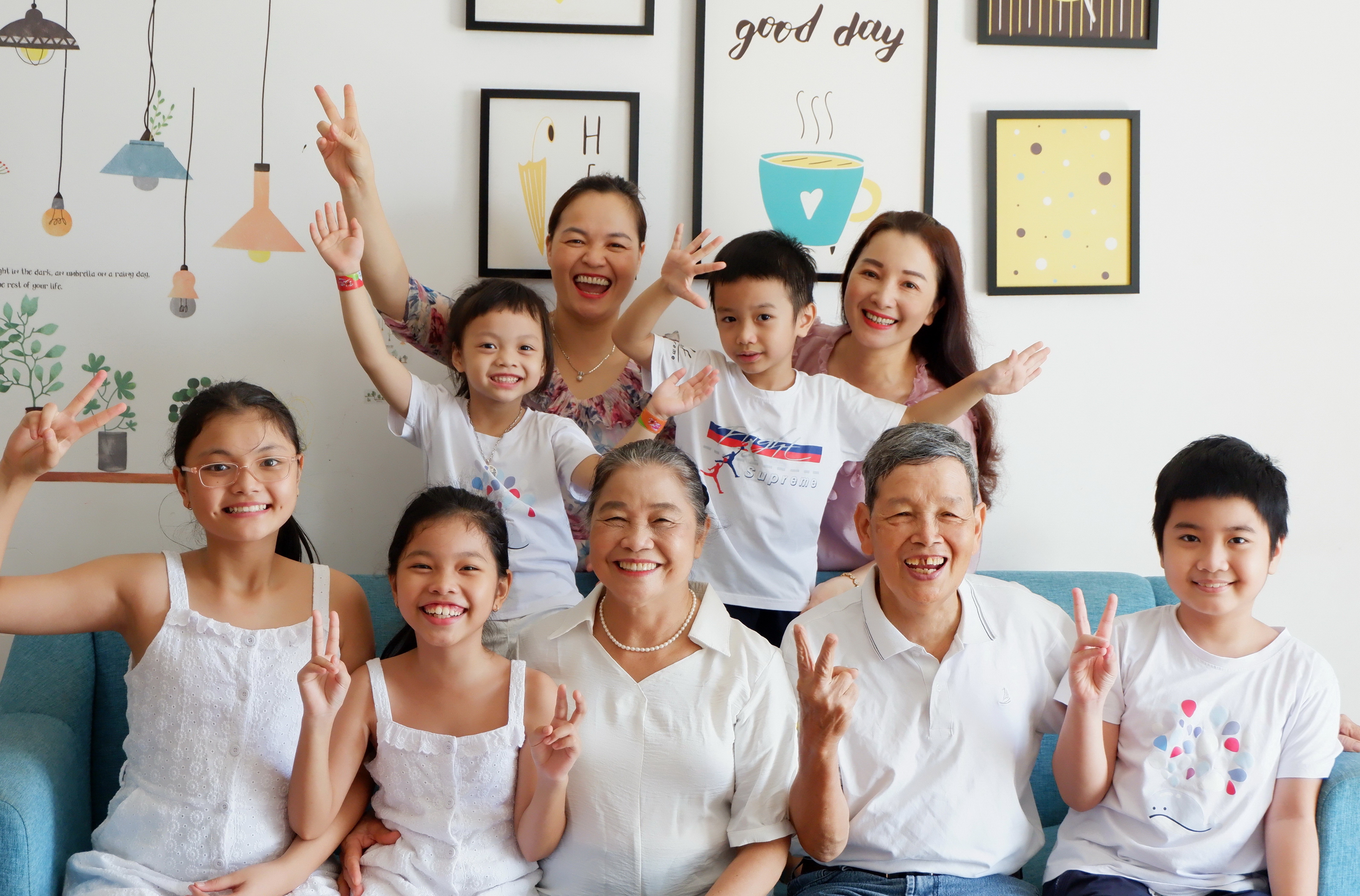 Hanh trinh '1 tieng cuoi - 1 hi vong' ve dich sau 2 tuan hinh anh