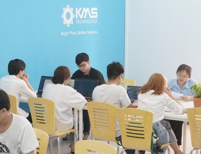 KMS Technology tai tro phong lab cho Dai hoc Bach khoa TP.HCM hinh anh