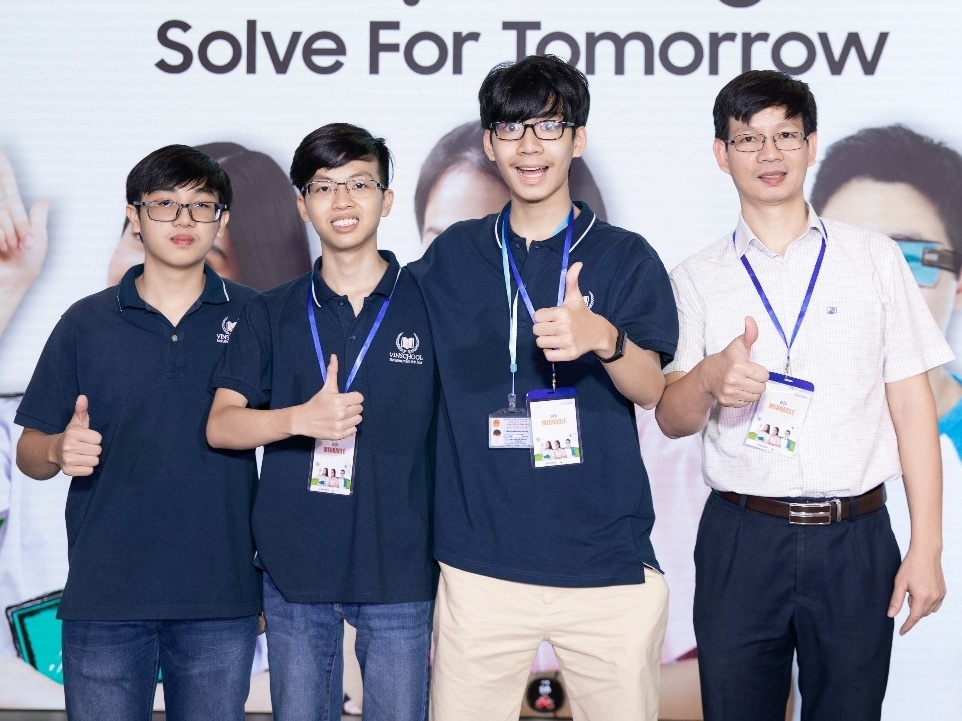 Dung cong nghe thay doi cong dong voi Solve for Tomorrow hinh anh