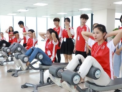 Kham pha moi truong hoc giao duc the chat tai UEF hinh anh