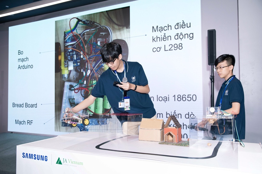 Solve For Tomorrow 2021,  ung dung giao duc STEM anh 3