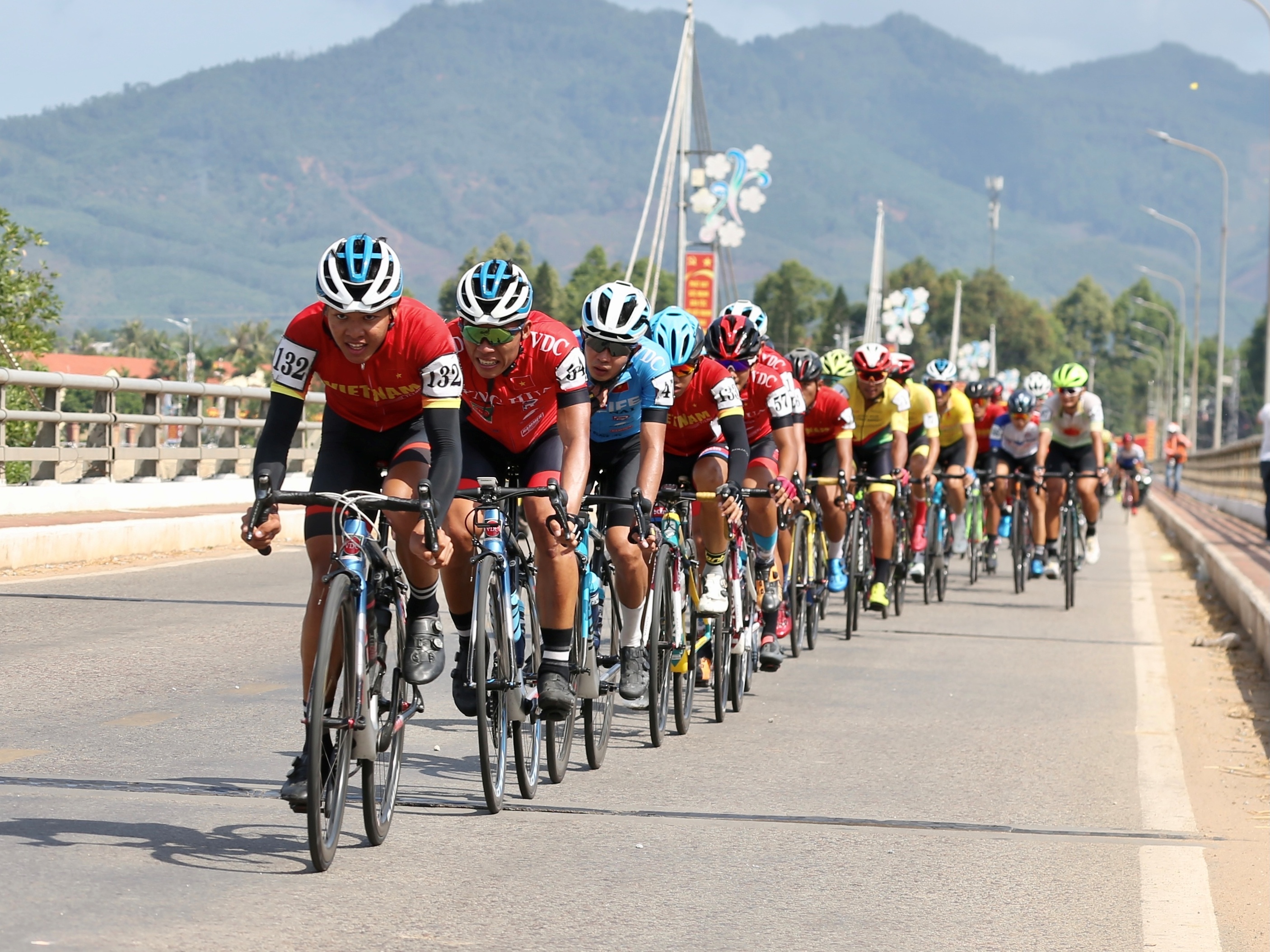 Hanh trinh an tuong cua giai dua xe dap Cup Truyen hinh TP.HCM 2021 hinh anh