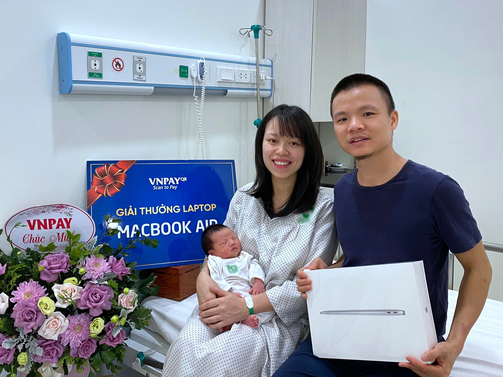 Khach hang quet VNPAY-QR nhan Macbook Air sau khi sinh be hinh anh