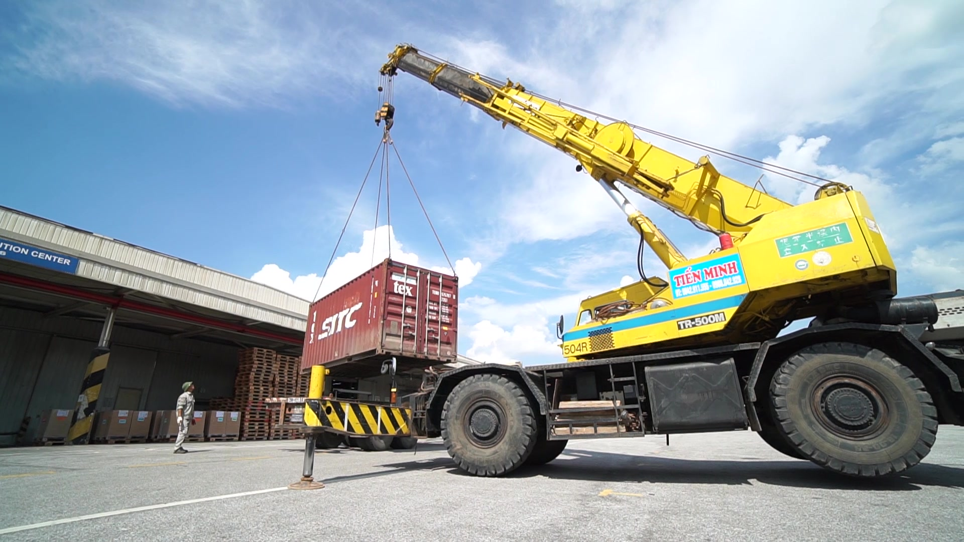 Doanh nghiep tiet kiem chi phi nho giai phap hau can tap trung hinh anh