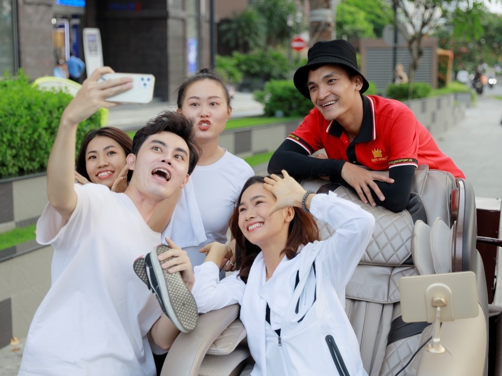 Mac Van Khoa dap xich lo ghe massage tren duong hinh anh