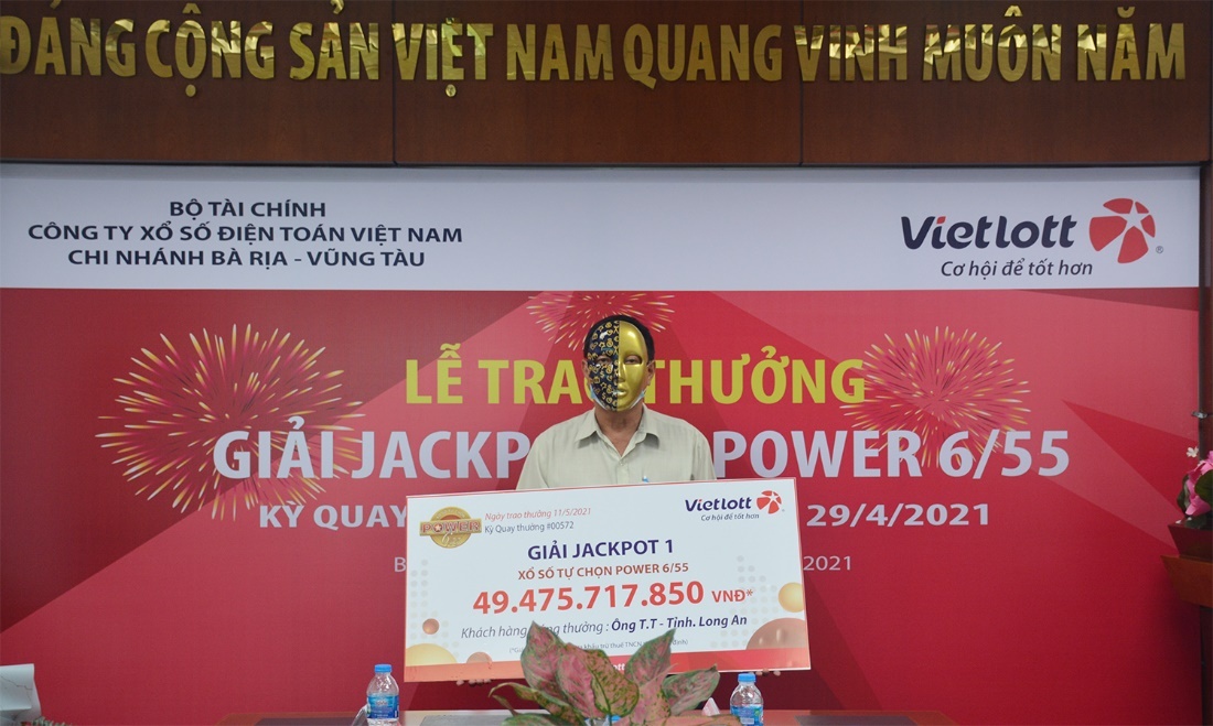 Nguoi trung Jackpot thu 2 tai Long An quyen tang hang tram trieu dong hinh anh