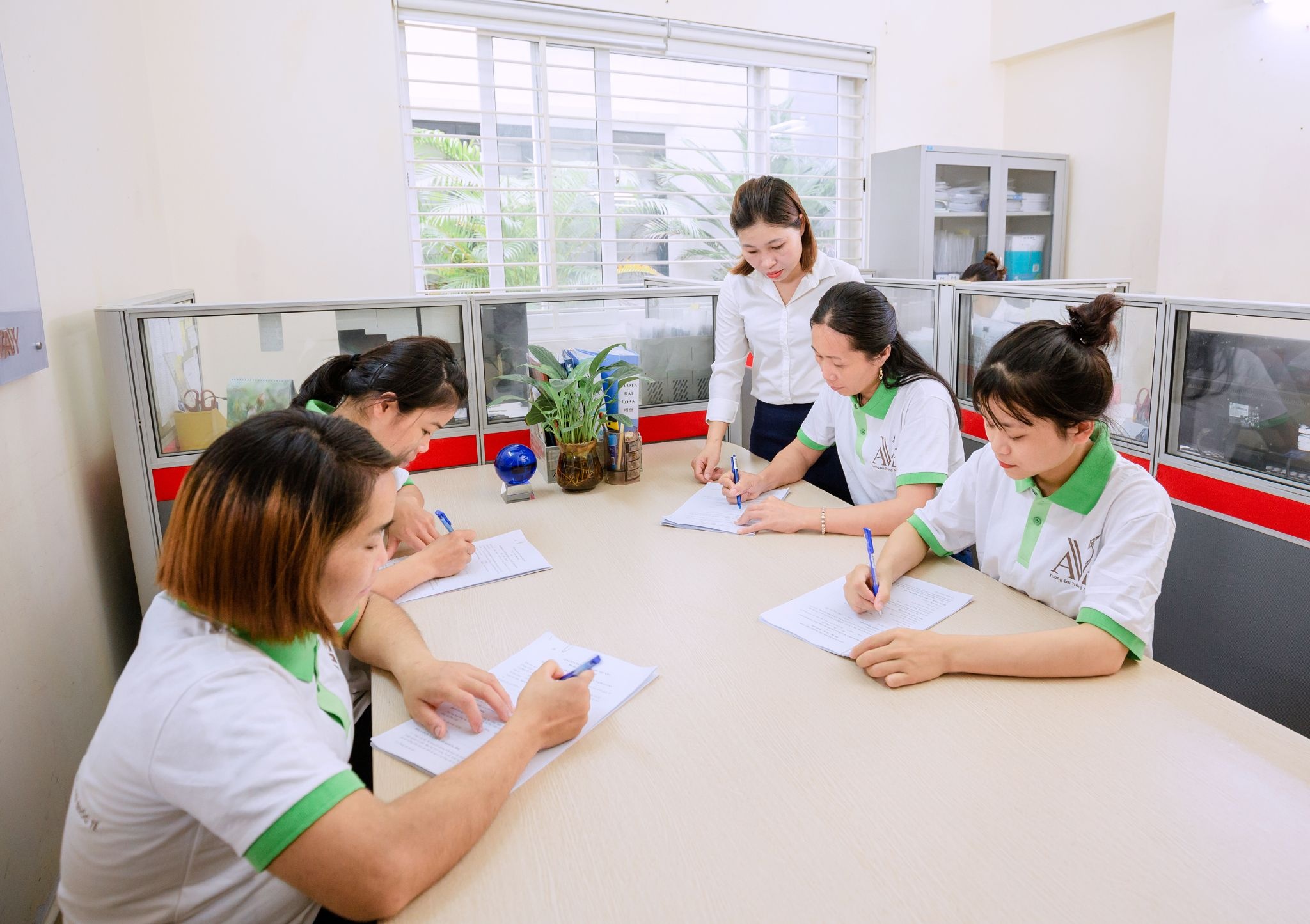 lam viec tai nuoc ngoai,  viec lam anh 5