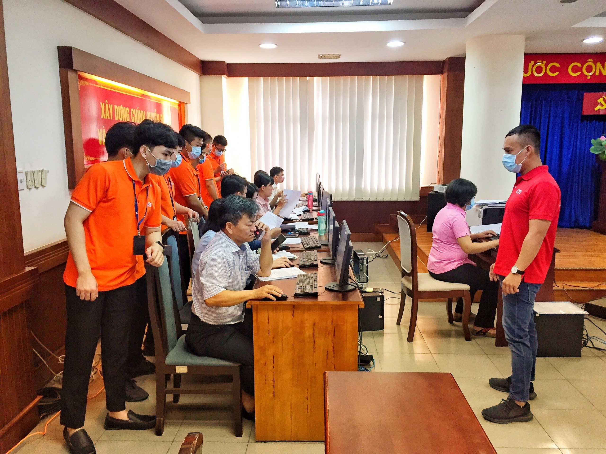 Han che tap trung, nguoi dan TP.HCM nhan thong tin bau cu qua Zalo hinh anh