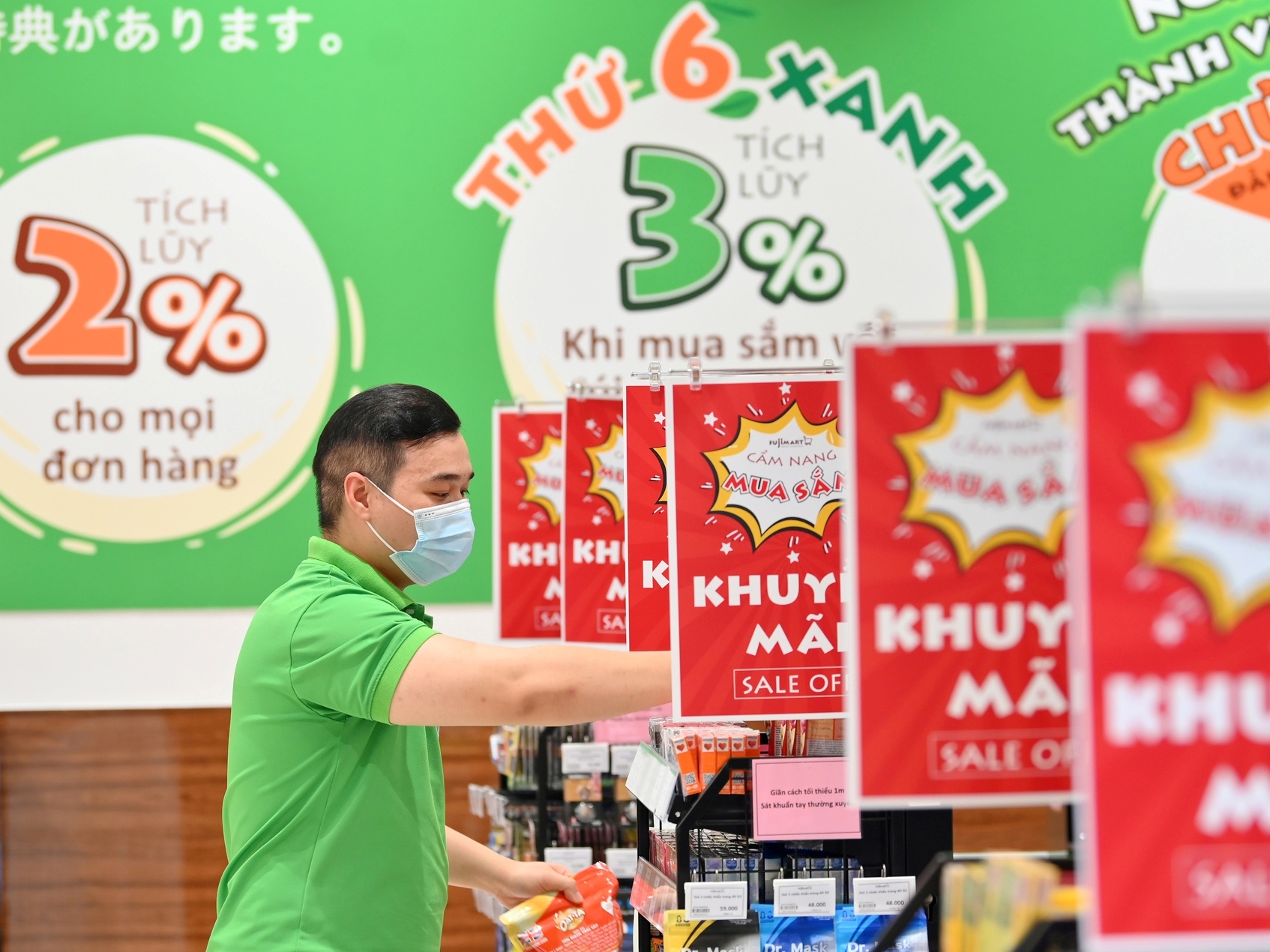 Ben trong sieu thi FujiMart sap khai truong tai Ha Noi hinh anh