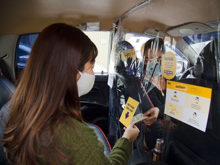 Tai xe Be dung man chan, tang khau trang cung khach hang chong dich hinh anh