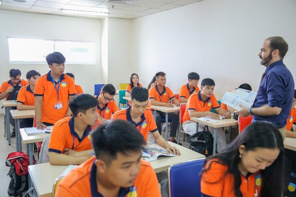 Lien thong mot nam, nhan bang cu nhan tu Dai hoc Lincoln hinh anh