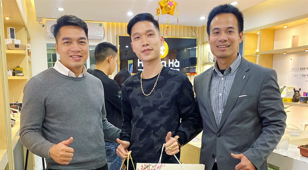 Trai nghiem nhieu mau dien thoai tai cua hang Nguyen Trong Trung hinh anh