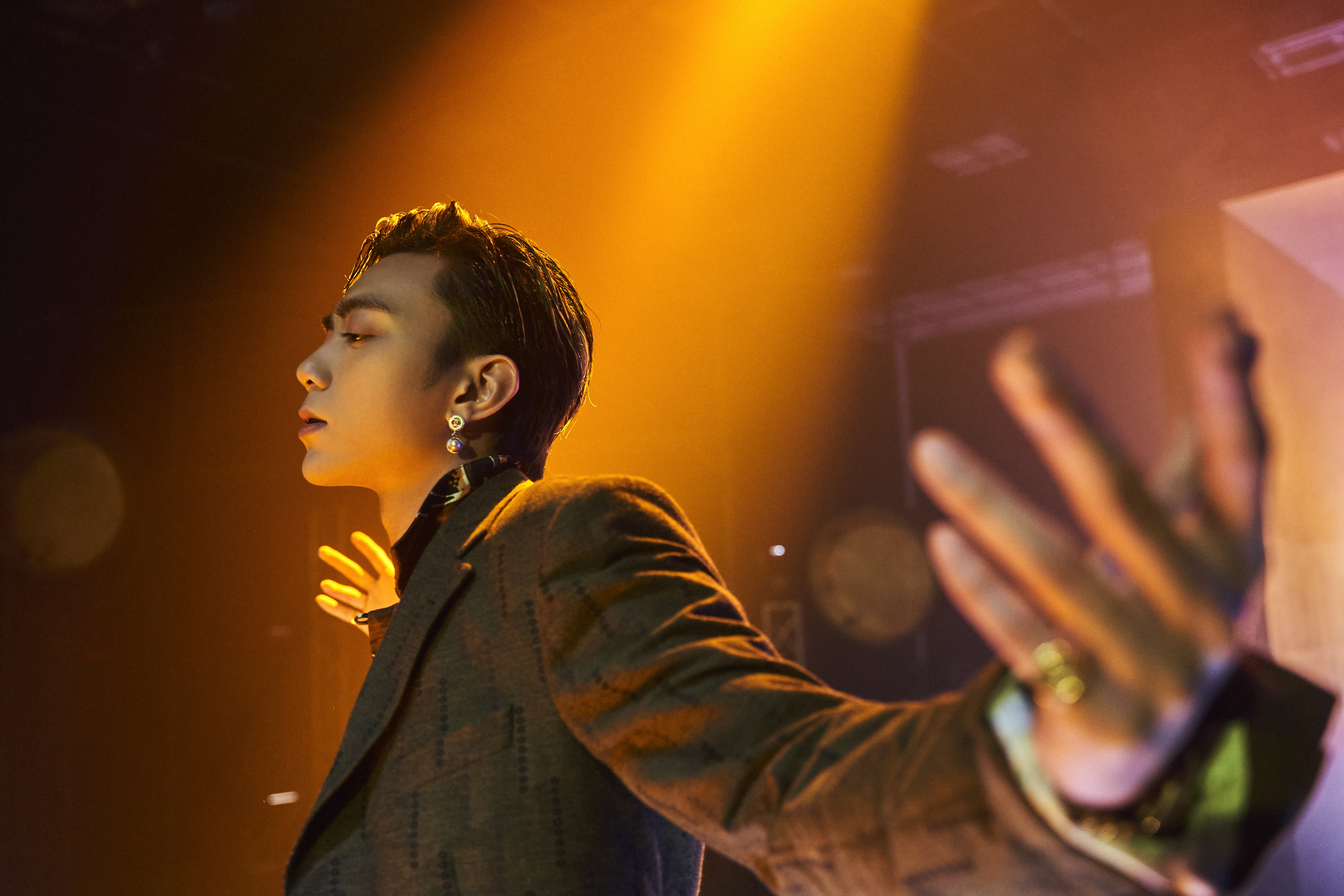 Soobin, SlimV mang den man trinh dien choang ngop trong ‘The Playah’ hinh anh