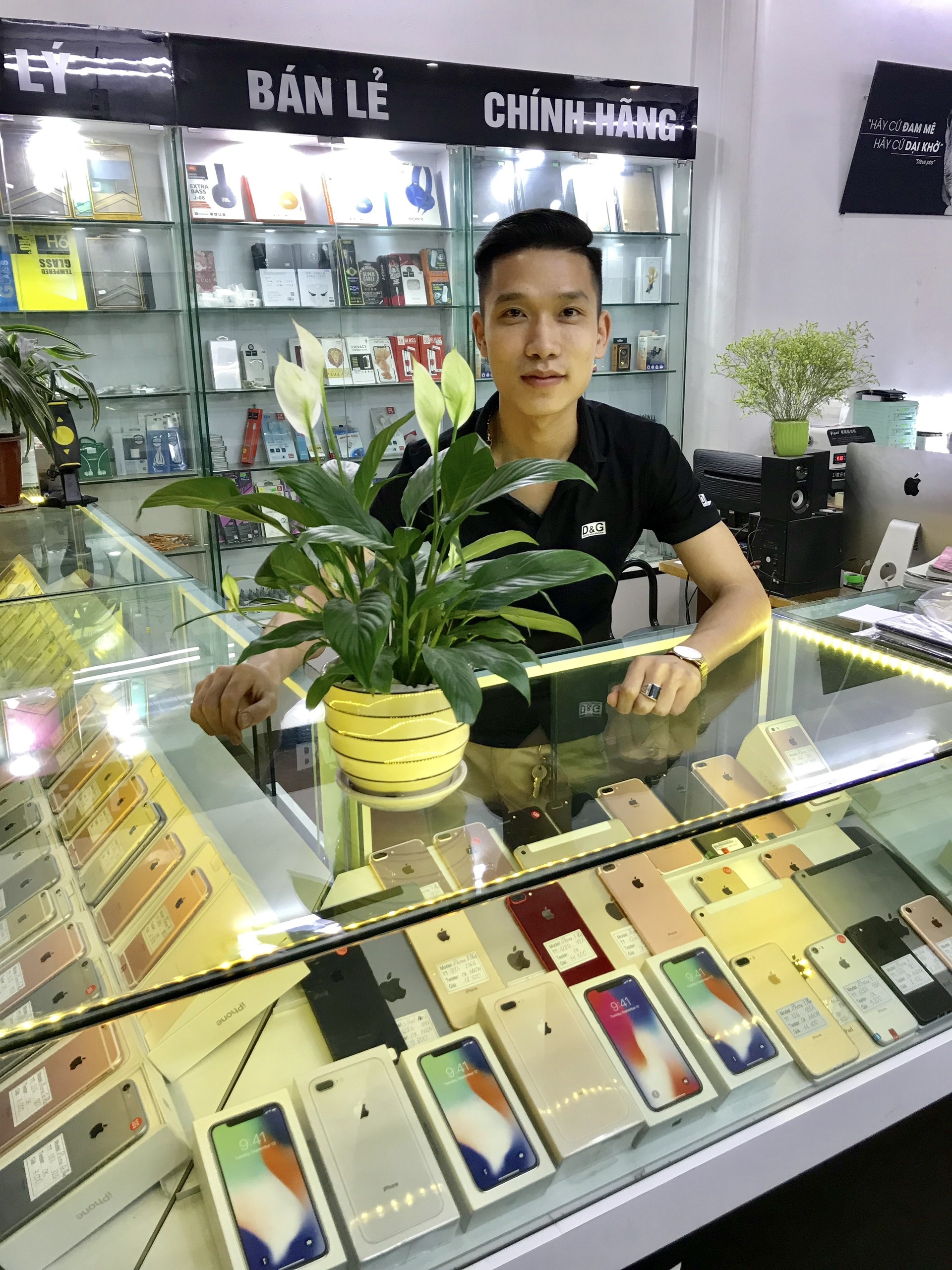 Cua hang Nguyen Trong Trung,  mua dien thoai anh 3