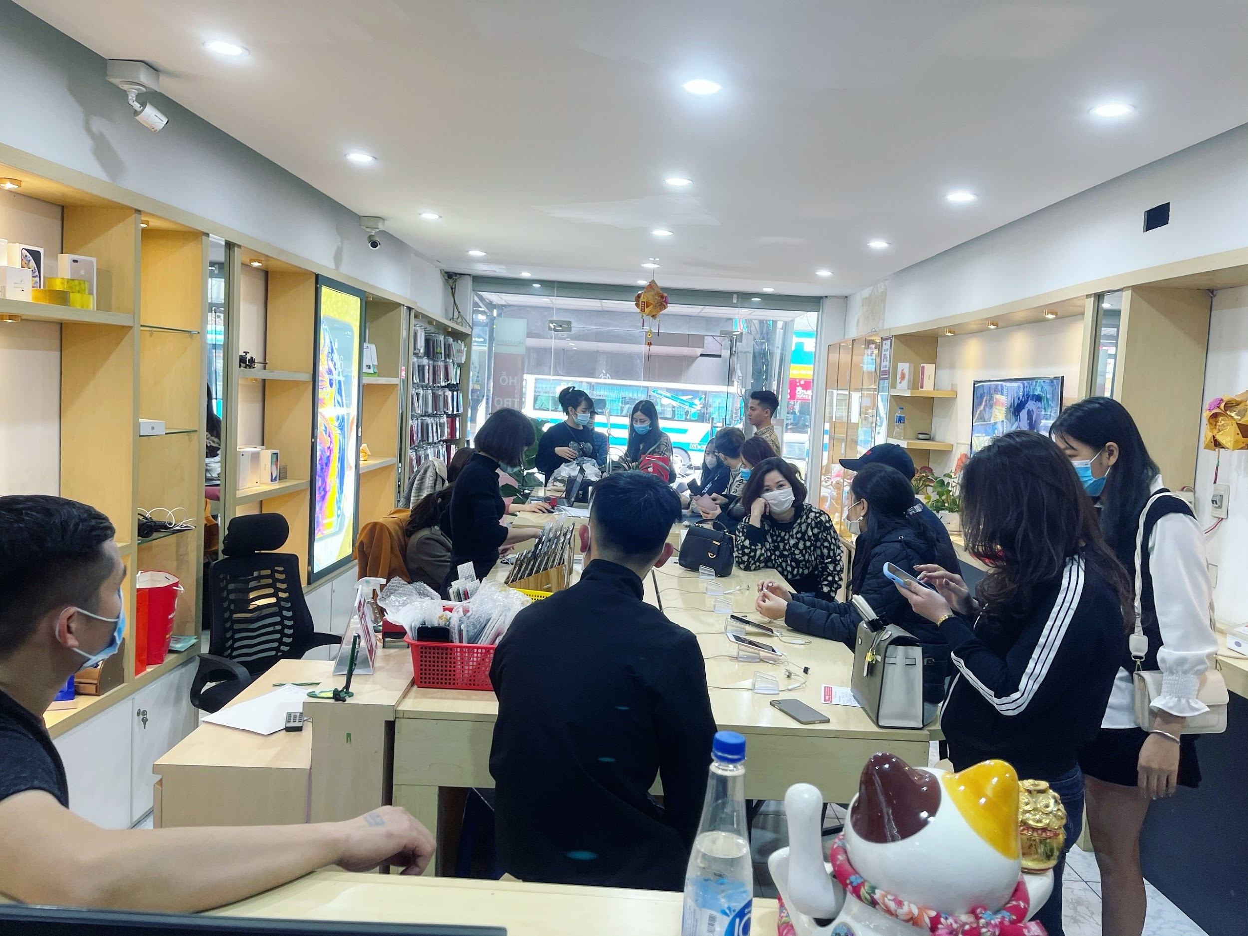 Cua hang Nguyen Trong Trung,  mua dien thoai anh 2