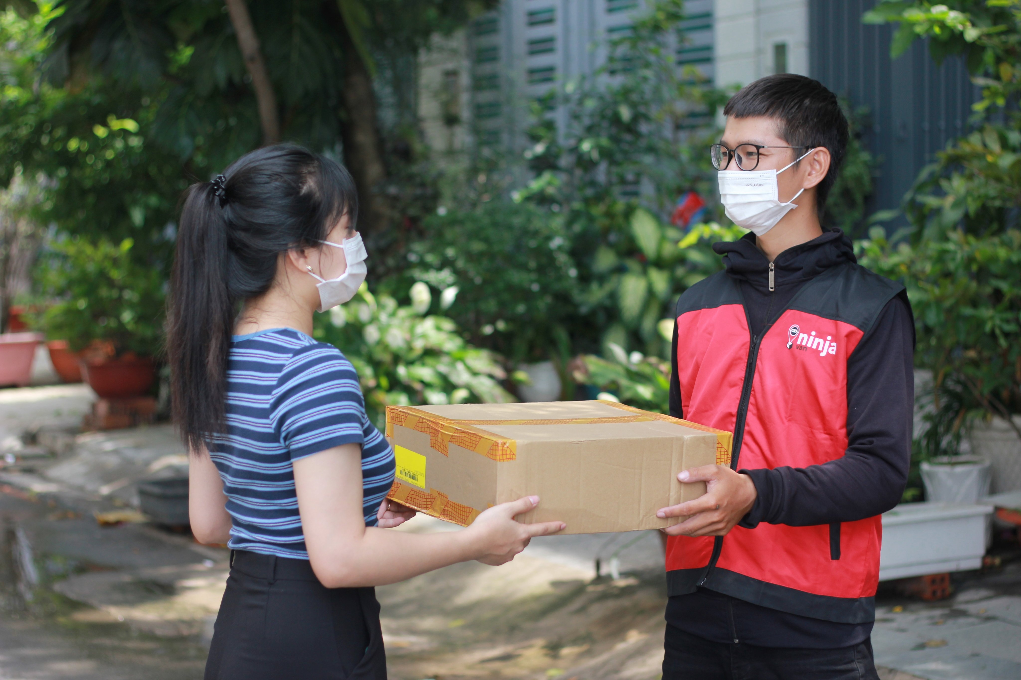 Giao hang ca nhan toan quoc - thi truong bi bo ngo hinh anh