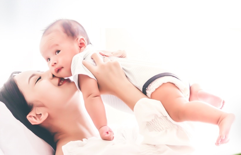 Cham soc tre so sinh ho dom, nghet mui hinh anh