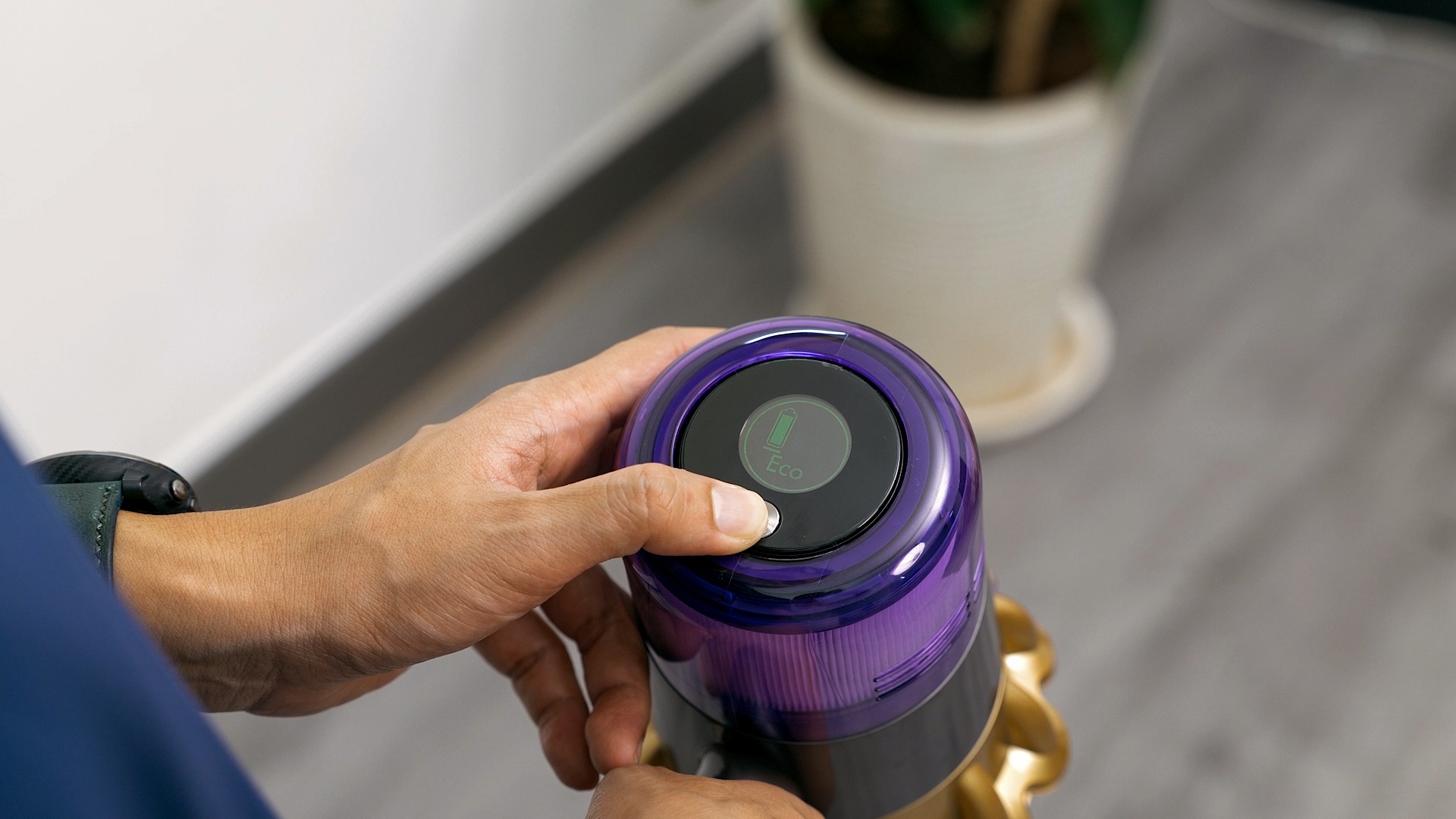 May hut bui cam tay khong day Dyson V11 anh 3