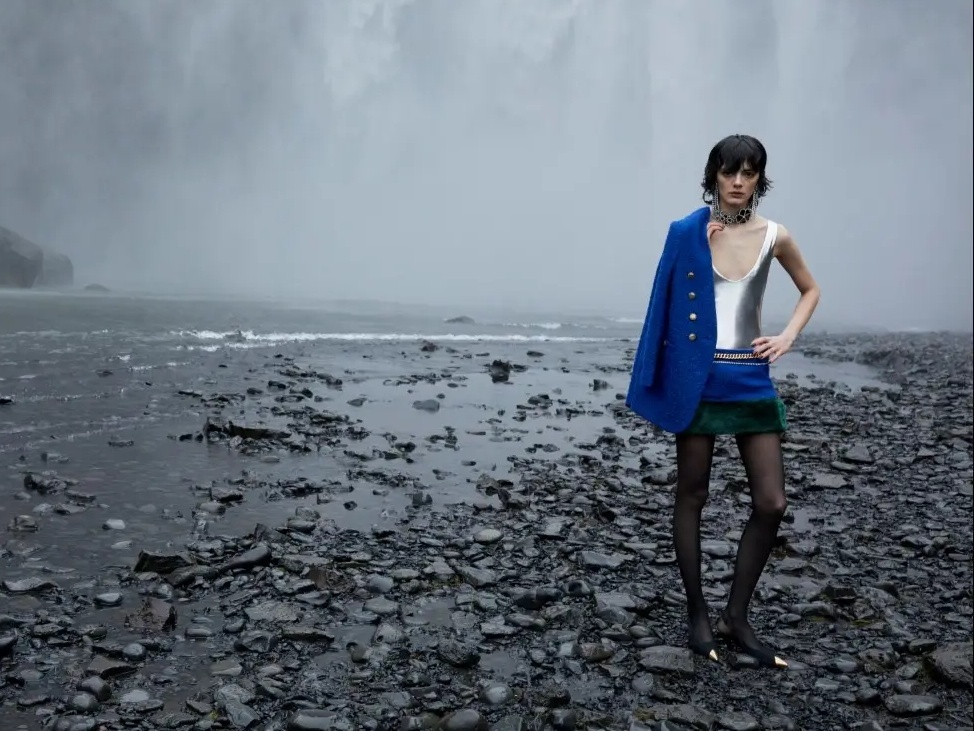 Nhung nang tho kien cuong ben vach da trong BST Saint Laurent Thu Dong hinh anh