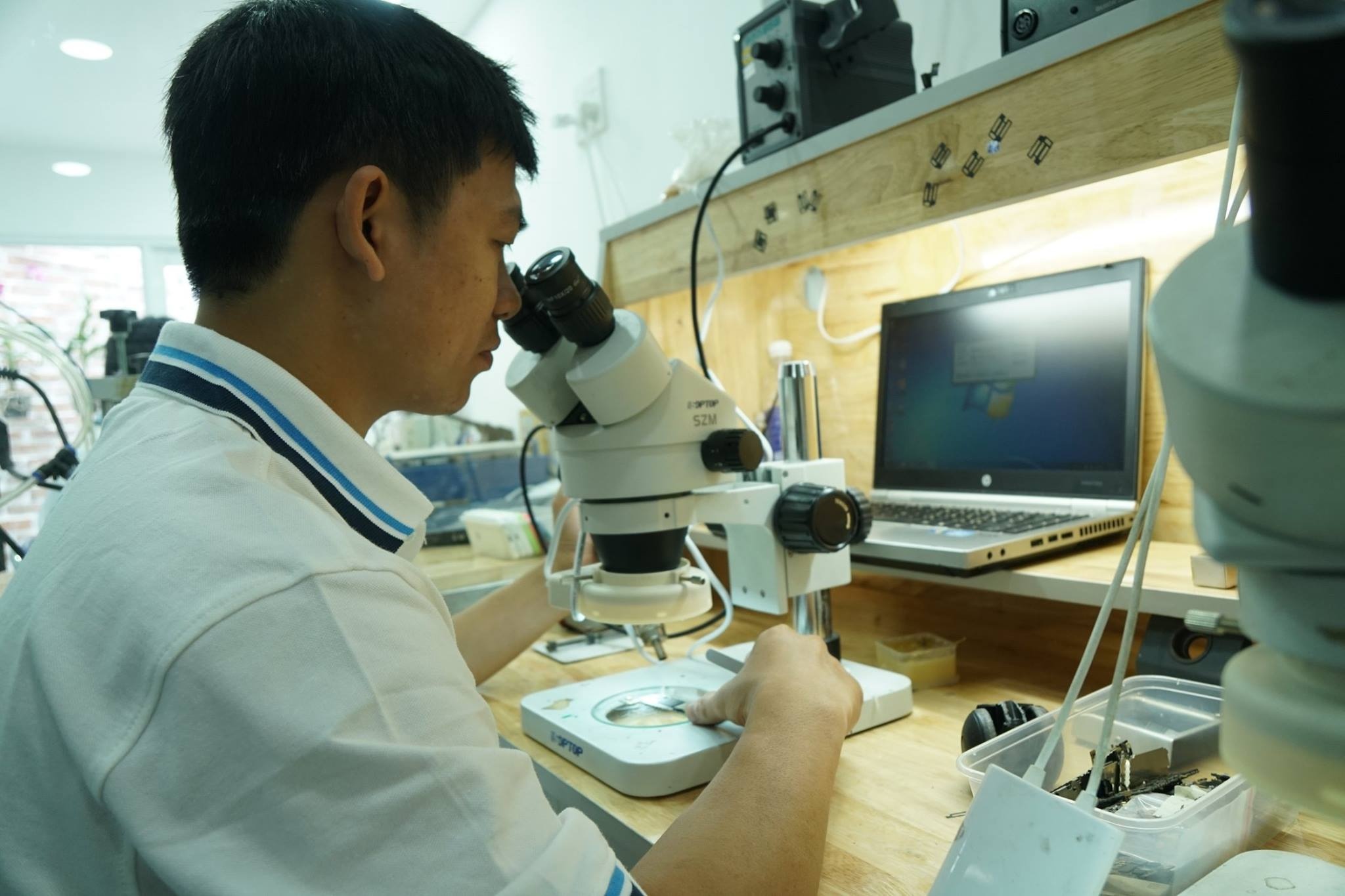 Huy Dung Mobile chia se kinh nghiem chon trung tam sua dien thoai hinh anh