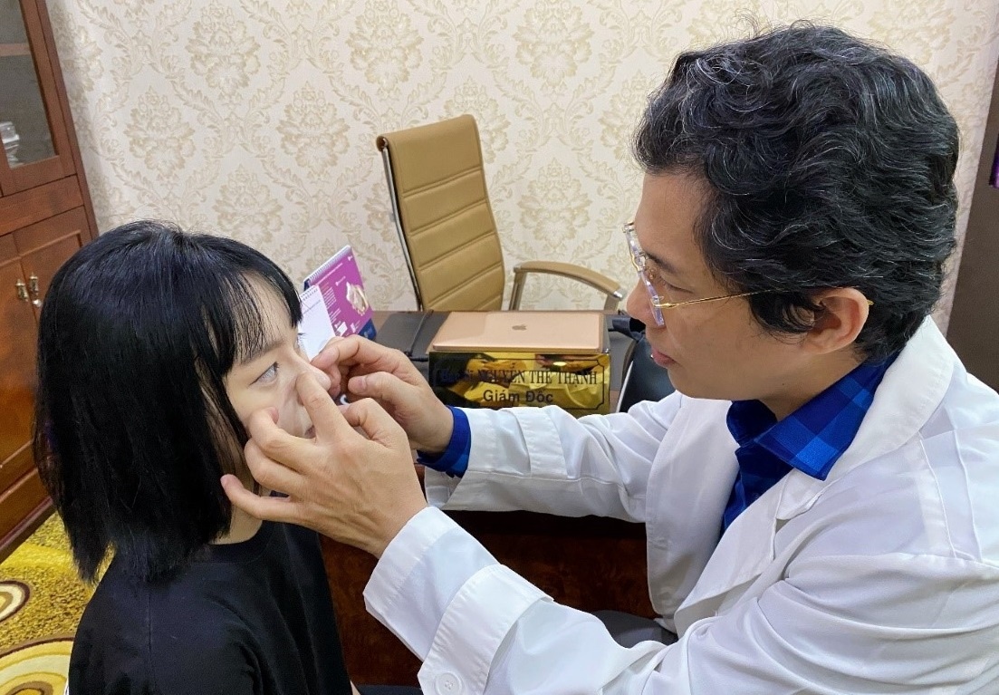 Bac si chia se 4 yeu to can can nhac truoc khi nang mui hinh anh