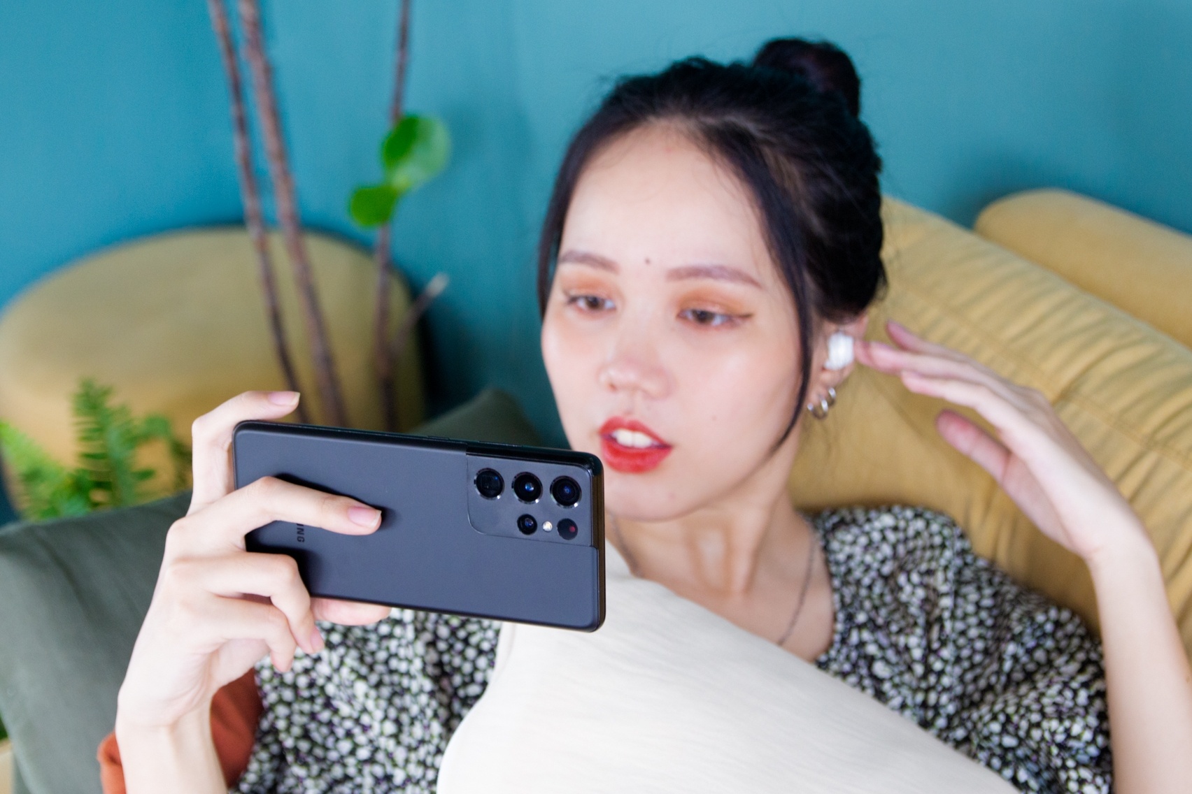 Mua he 'chon chan' khong nham chan voi mot chiec smartphone hinh anh