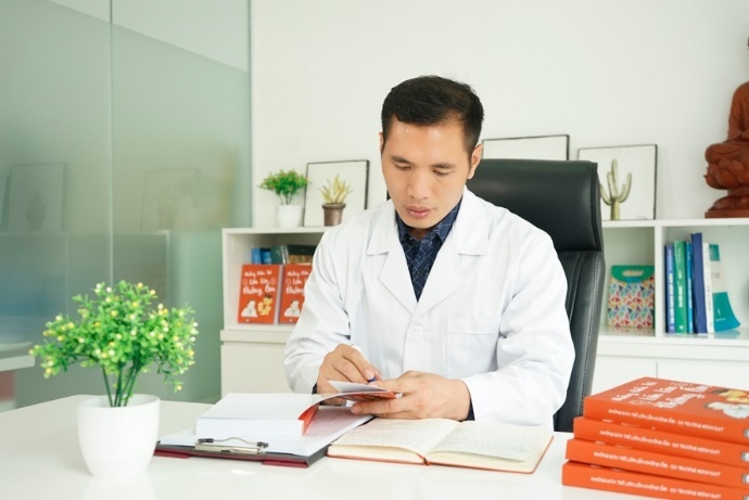 nhung dua tre khong om,  duoc si dat anh 1