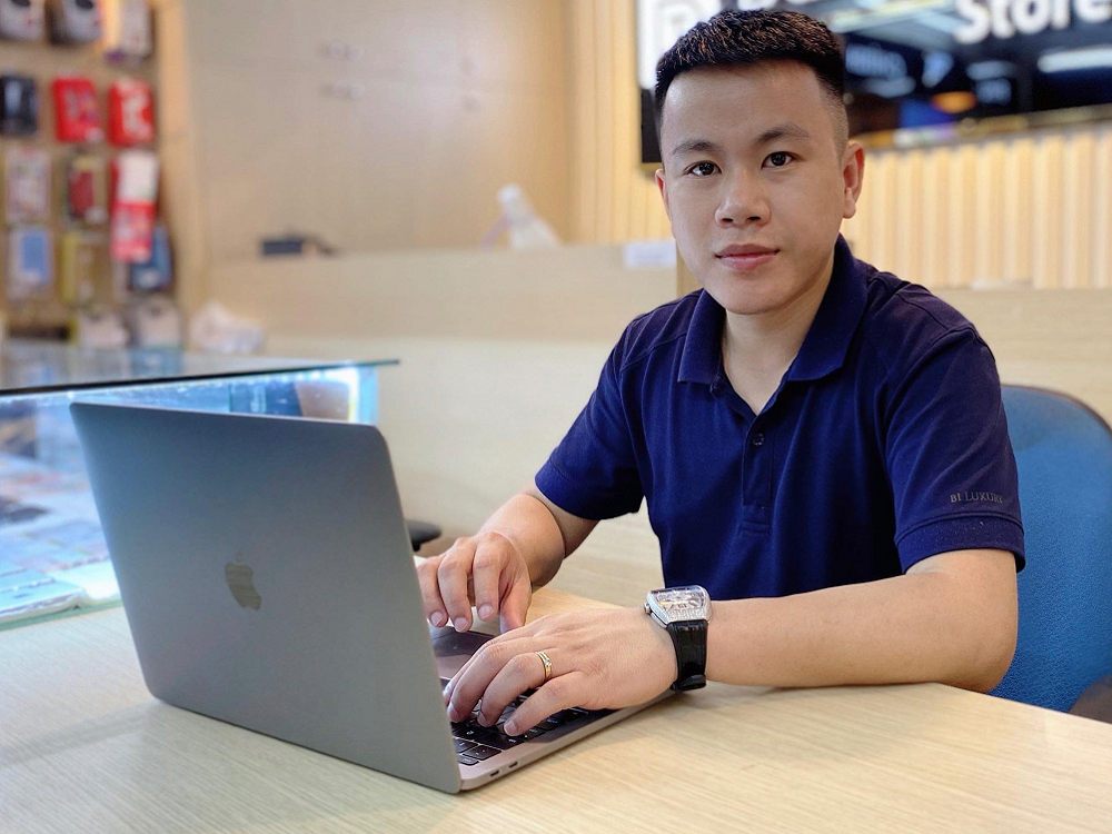 Dai dien cua hang dien thoai Pham Thanh Tung chia se meo mua iPhone cu hinh anh