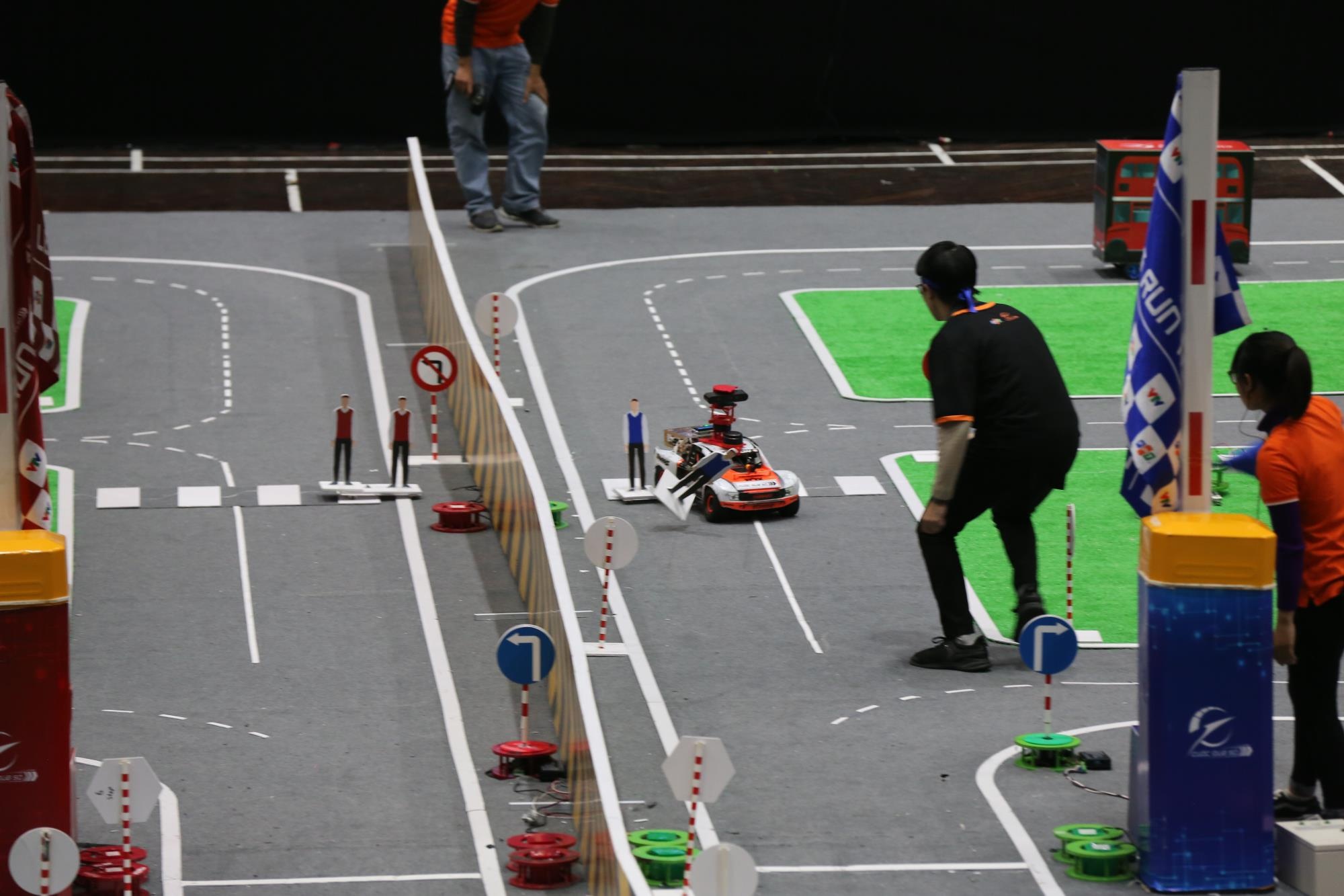 Trai nghiem cong nghe cua sinh vien DH FPT hinh anh