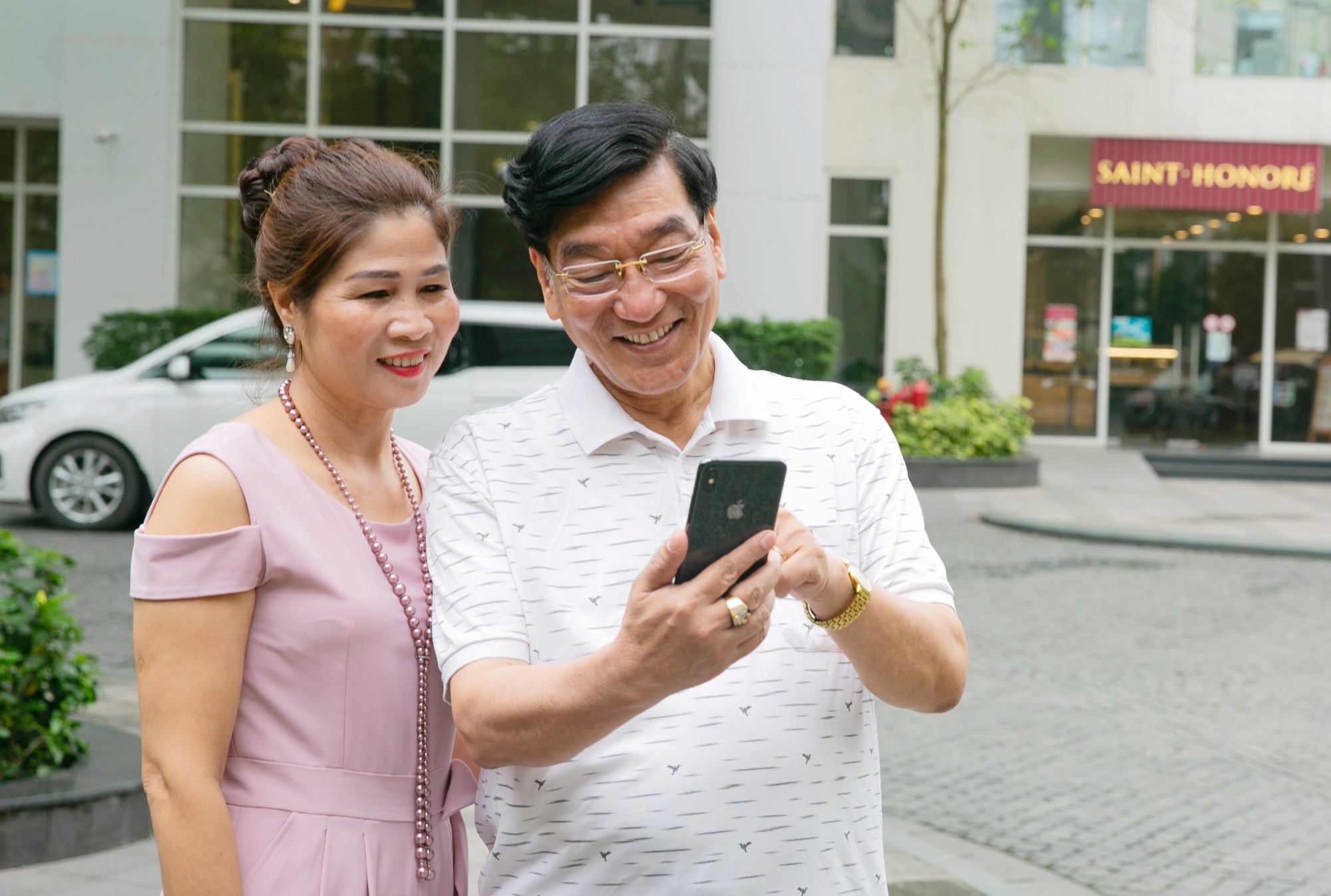 Cach nguoi tre quan tam cha me thoi Covid-19 hinh anh