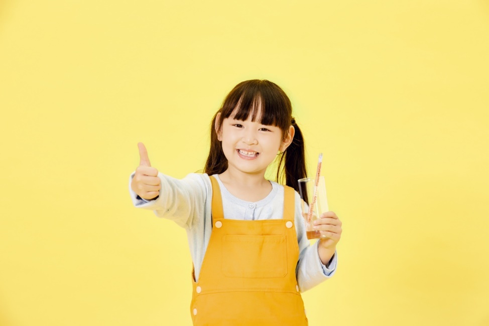 Ong hut vitamin giup tre hao hung uong nuoc hinh anh