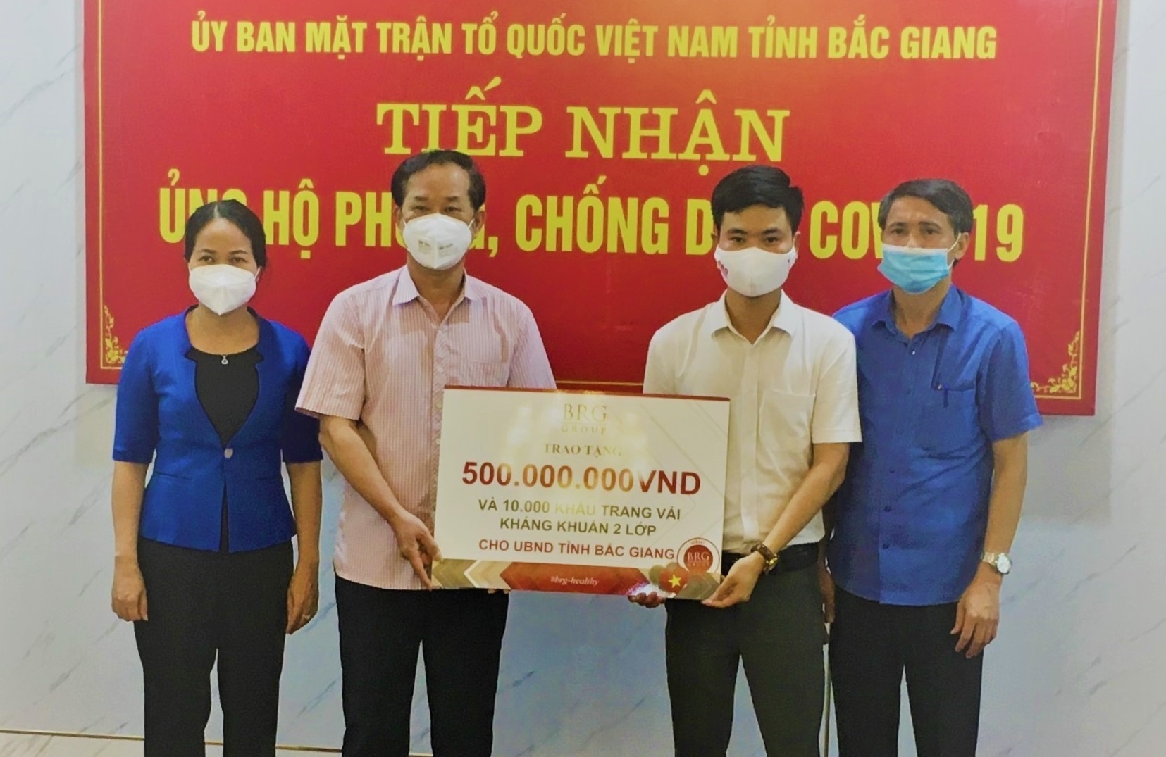 Tap doan BRG ung ho 1 ty dong phong chong dich tai Ha Nam va Bac Giang hinh anh
