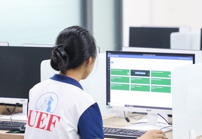 UEF tang cuong san choi truc tuyen cho sinh vien hinh anh