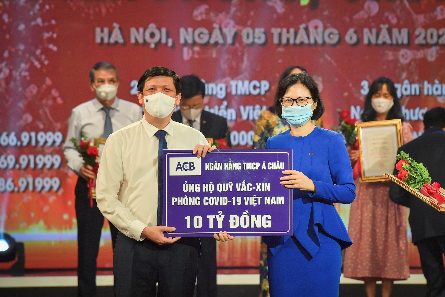 ACB ung ho 10 ty dong vao quy vaccine phong chong Covid-19 hinh anh