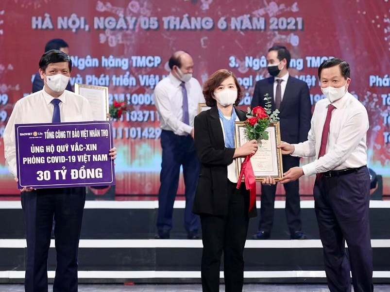 Bao Viet Nhan tho ung ho 30 ty dong cho Quy vaccine phong Covid-19 hinh anh