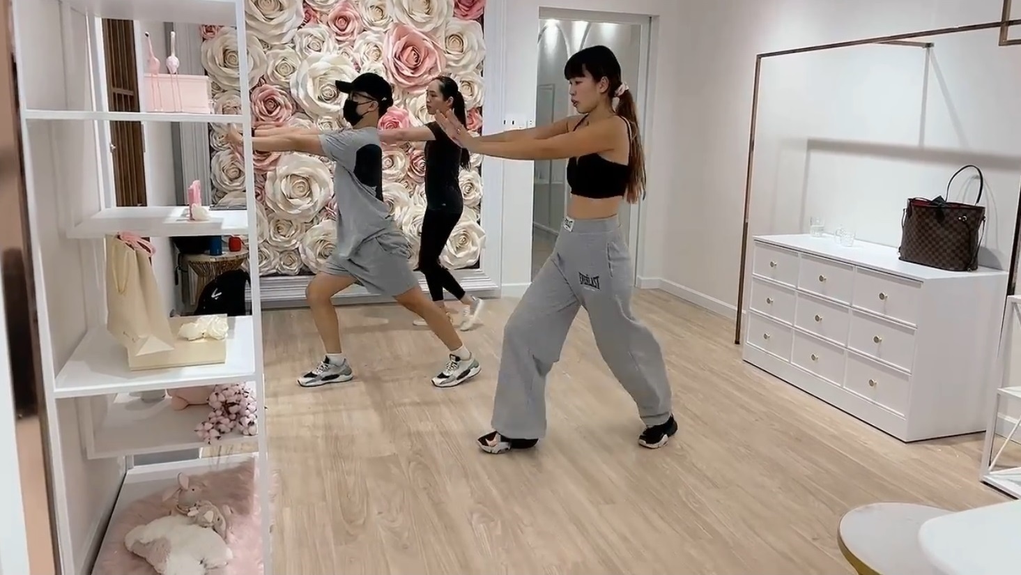 Sieu mau Ha Anh khoe kha nang vu dao, lan toa tinh than song khoe hinh anh