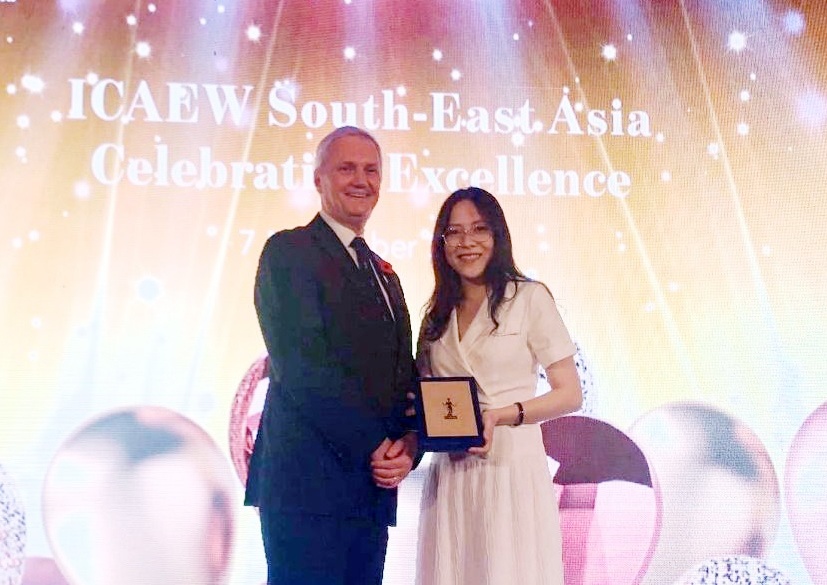 Hai sinh vien Dai hoc Kinh te - Luat nhan giai ICAEW toan cau hinh anh