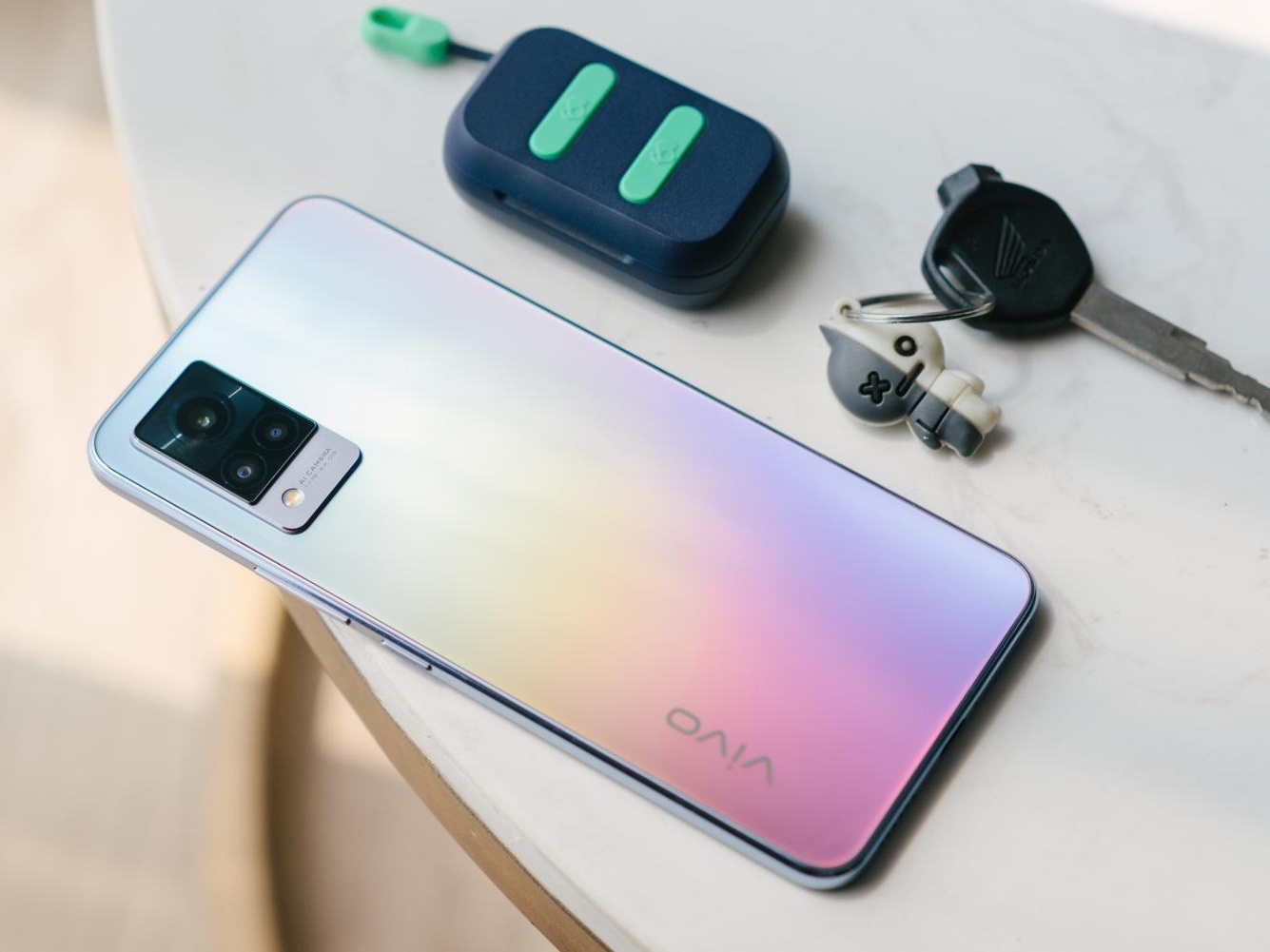 Vivo V21 5G co camera selfie 44 MP de tang ket noi nguoi than, ban be hinh anh