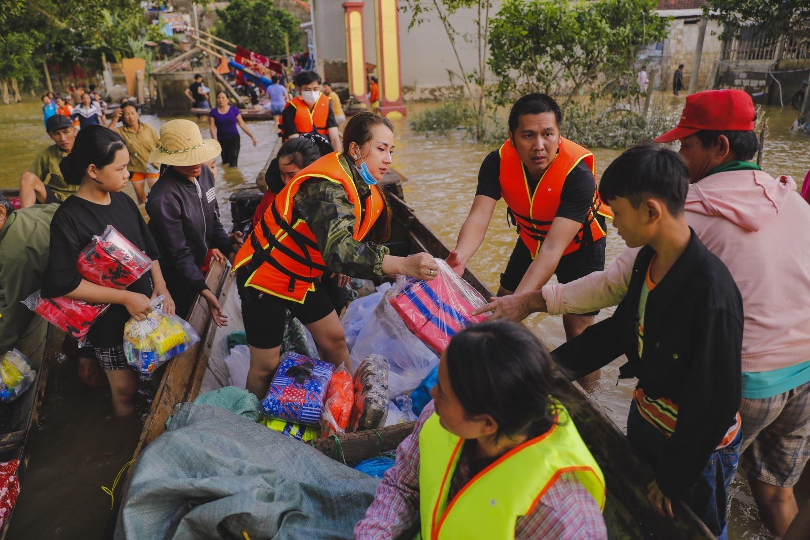 ho tro tuyen dau,  no luc chong dich anh 2